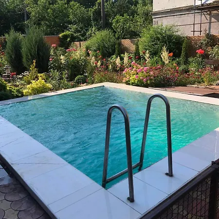 домик с бассейном возле молодой гвардии Apartman *