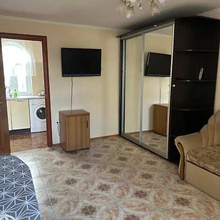 домик с бассейном возле молодой гвардии Apartment